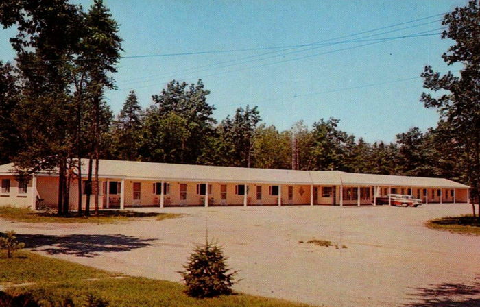 Star Light Motel (Star Gate Motel) - Old Postcard (newer photo)